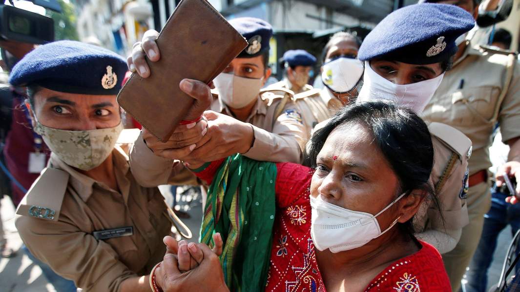 Участницу протестов задерживает полици