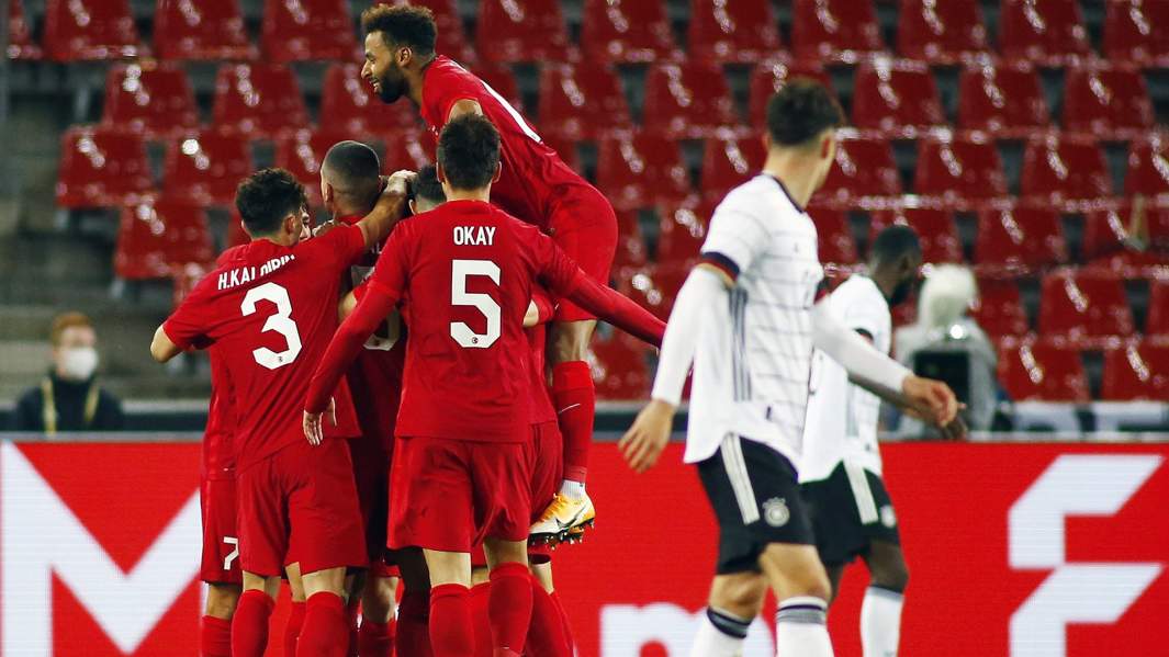 Игроки национальной сборной Турции по футболу в товарищеском матче против сборной Германии