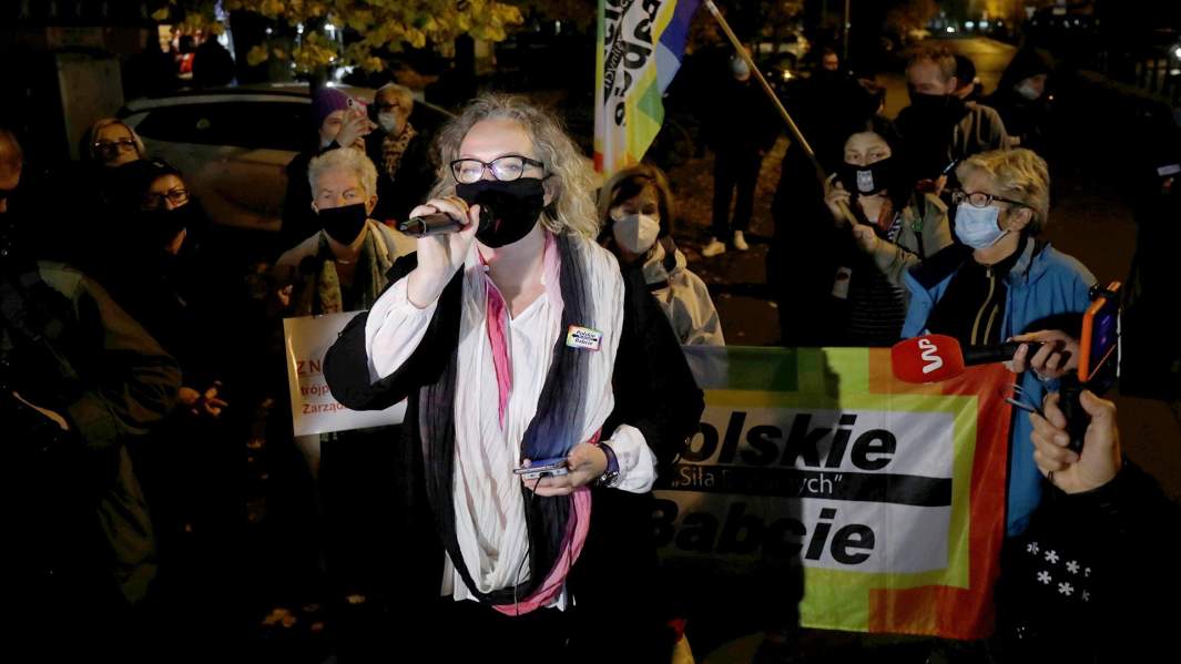 Марта Лемпарт, лидер организации «Женская забастовка», выступает в микрофон во время акции протеста против постановления Конституционного суда Польши,Варшава