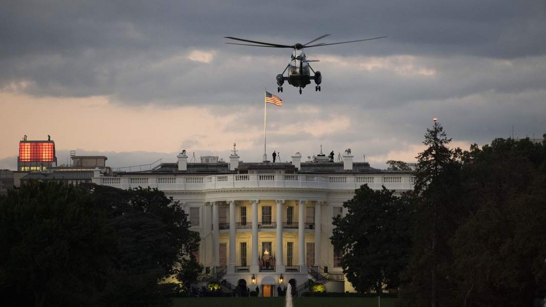 Вертолет с президентом США Дональдом Трампом прибывает в Белый дом в Вашингтоне