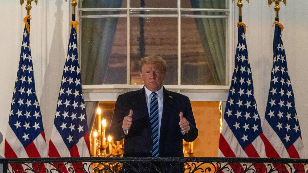 Президент США Дональд Трамп на балконе Белого дома