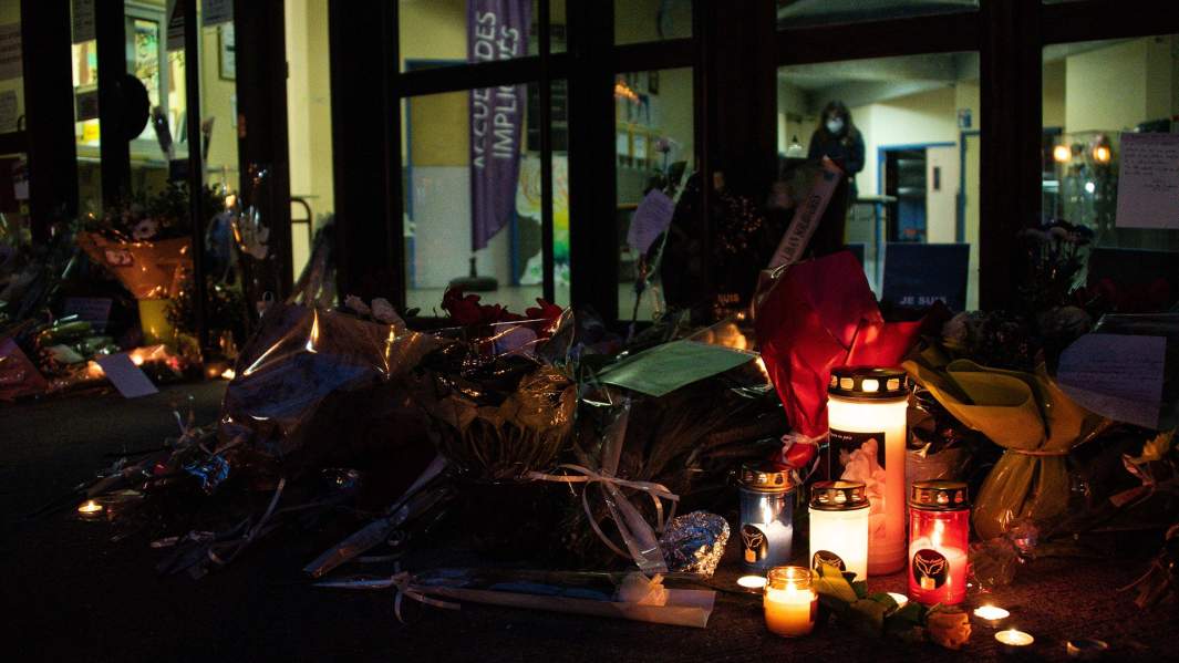 16 октября в городе Конфлан-Сент-Онорин был убит учитель истории, который демонстрировал ученикам карикатуры на пророка Мухаммеда, приводя им примеры свободы выражения