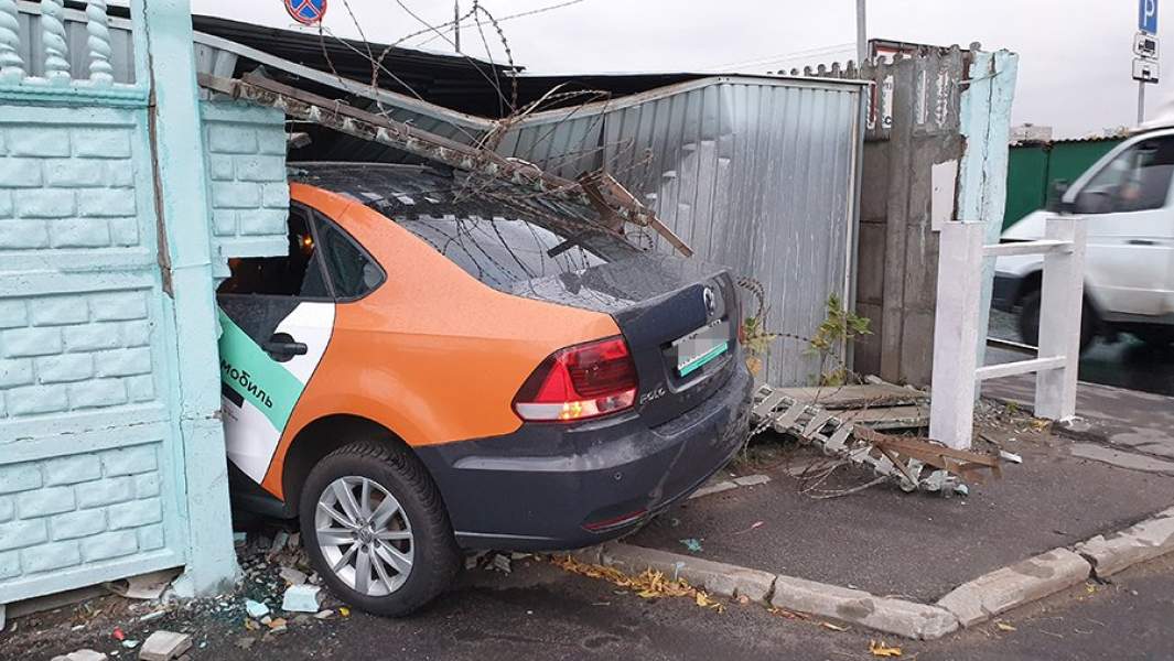Последствия ДТП с участием автомобиля каршеринга на Дмитровском шоссе в Москве