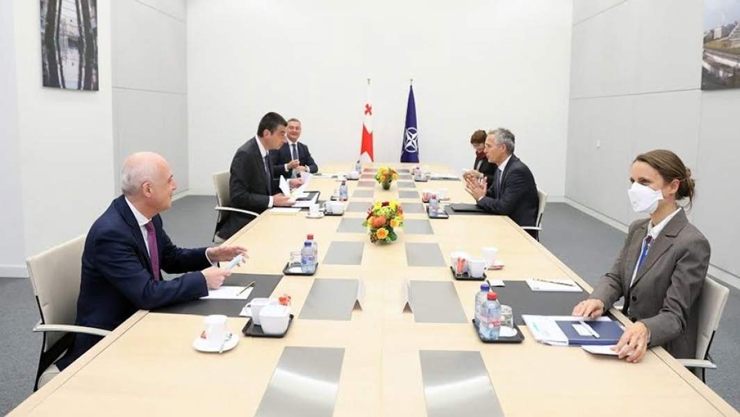 Грузинский премьер-министр Георгий Гахария и генеральный секретарь Североатлантического альянса Йенс Столтенберг во время переговоров в Брюсселе. 29 сентября 2020 года