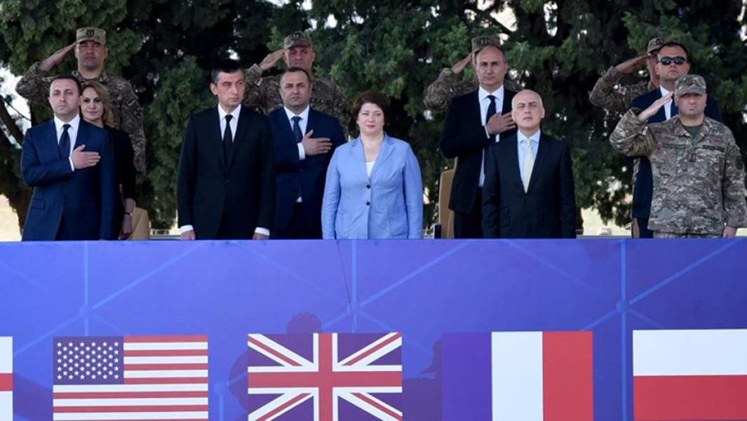 В церемонии открытия учений «Достойный партнер-2020» приняли участие премьер-министр Грузии Георгий Гахария, министр обороны Ираклий Гарибашвили, члены кабинета министров и командующий Силами обороны Грузии. 7 сентября 2020 года