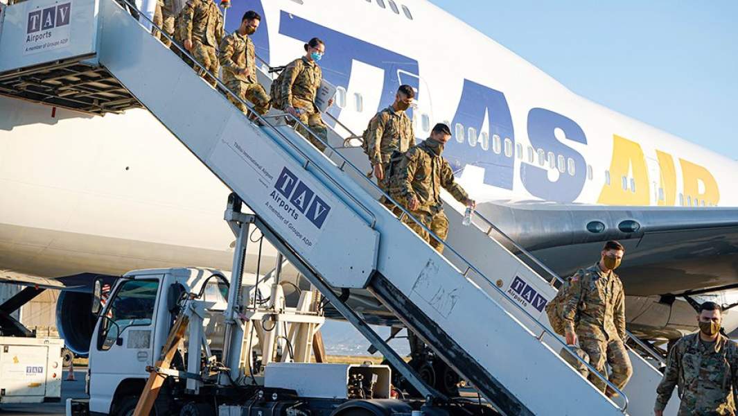 Американские солдаты во время прибытия на учения «Достойный партнер – 2020». Сентябрь 2020 года в аэропорту Тбилиси                   -2020» в аэропорту Тбилиси. Сентябрь 2020 года