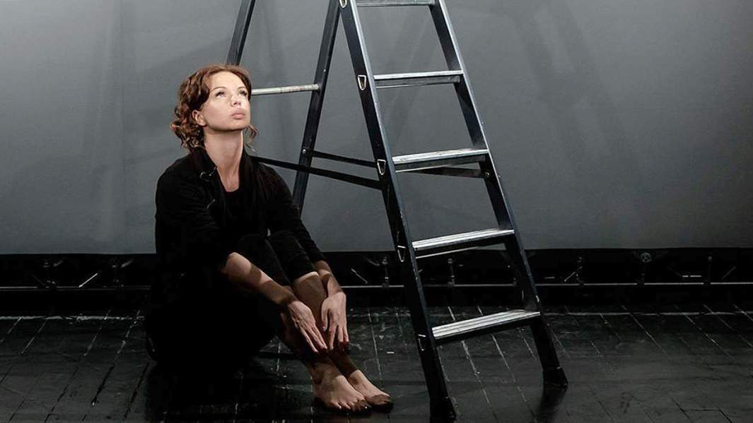 Алиса Гребенщикова в моноспектакле «Все вокруг» в театре «Практика»