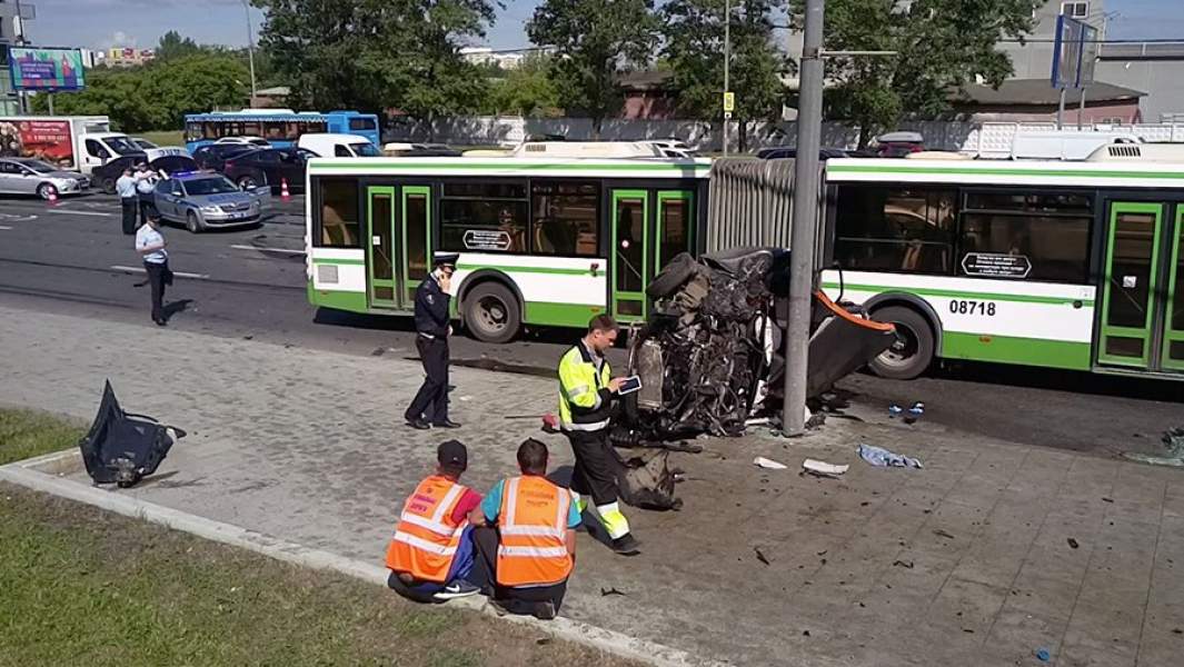 Последствия ДТП с участием пяти транспортных средств на Кутузовском проспекте в районе пересечения с Минской улицей