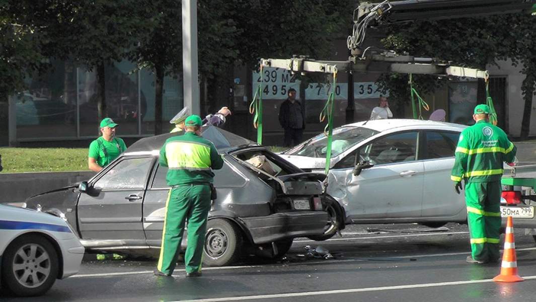 Ликвидация последствий ДТП с участием двух автомобилей на Кутузовском проспекте