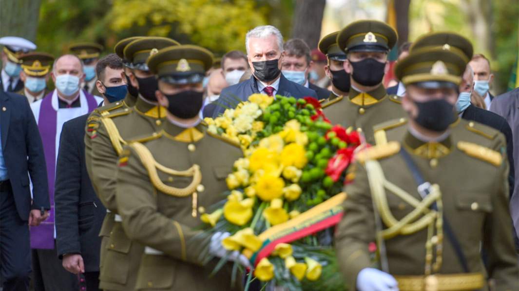 Президент страны Гитанас Науседа на торжественной церемонии открытия памятника командиру «лесных братьев» Адольфасу Раманаускасу, Вильнюс