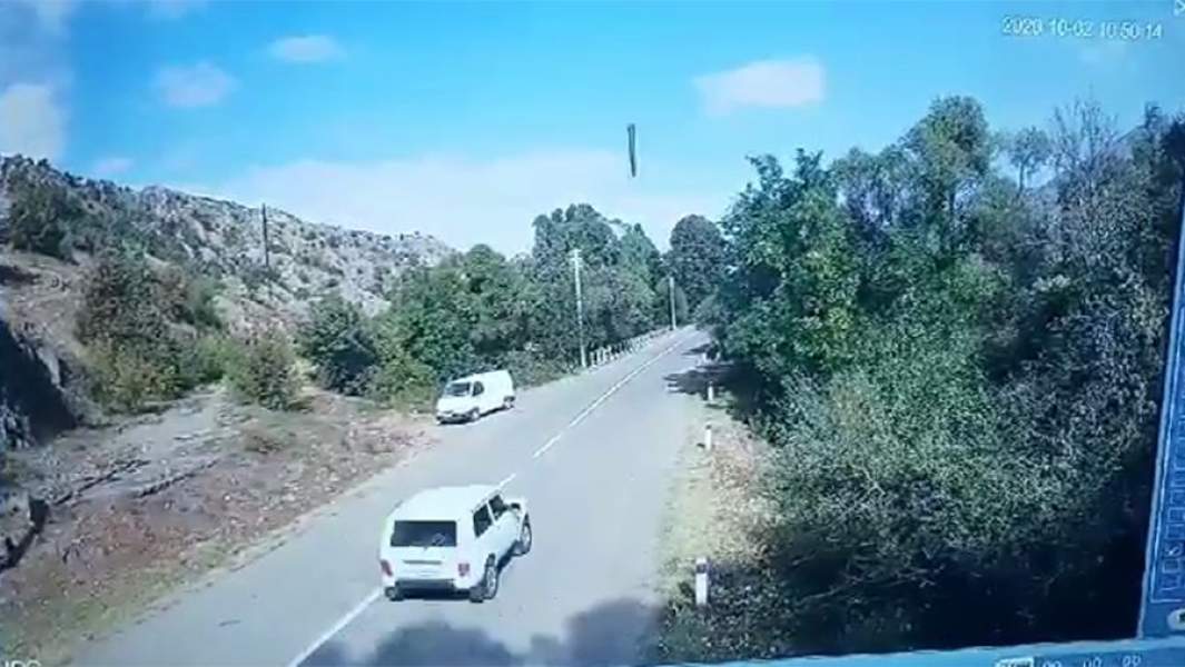 Момент удара баллистической ракетой по мосту через реку Хакари на трассе М12 Бердзор-Горис