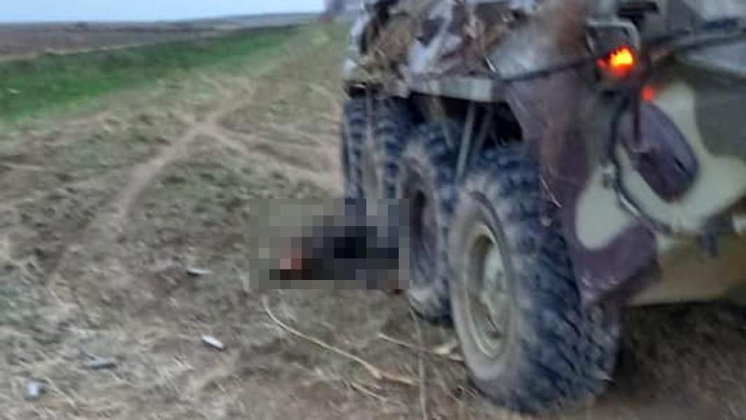 Убитый солдат армии Азербайджана рядом с поврежденным БТР