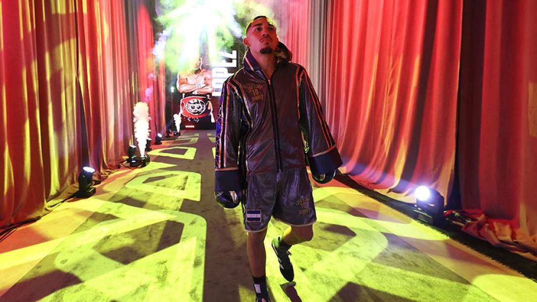 Теофимо Лопес выходит на ринг