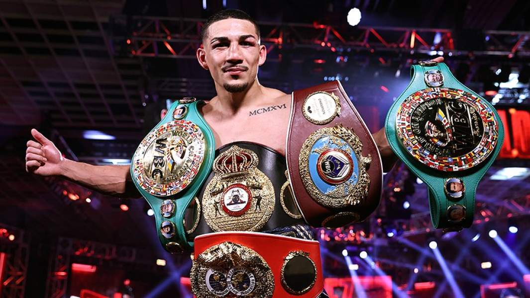 Теофимо Лопесом c чемпионскими поясами после победы над Василием Ломаченко