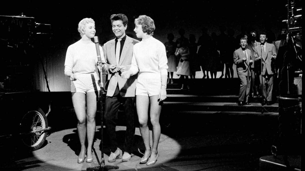 Клифф Ричард выступает на телевизионном шоу 1958 год