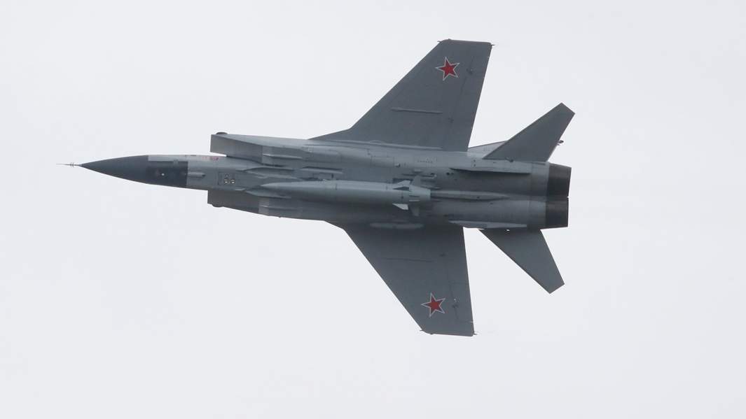 Истребитель МиГ-31 с гиперзвуковой ракетой Кинжал