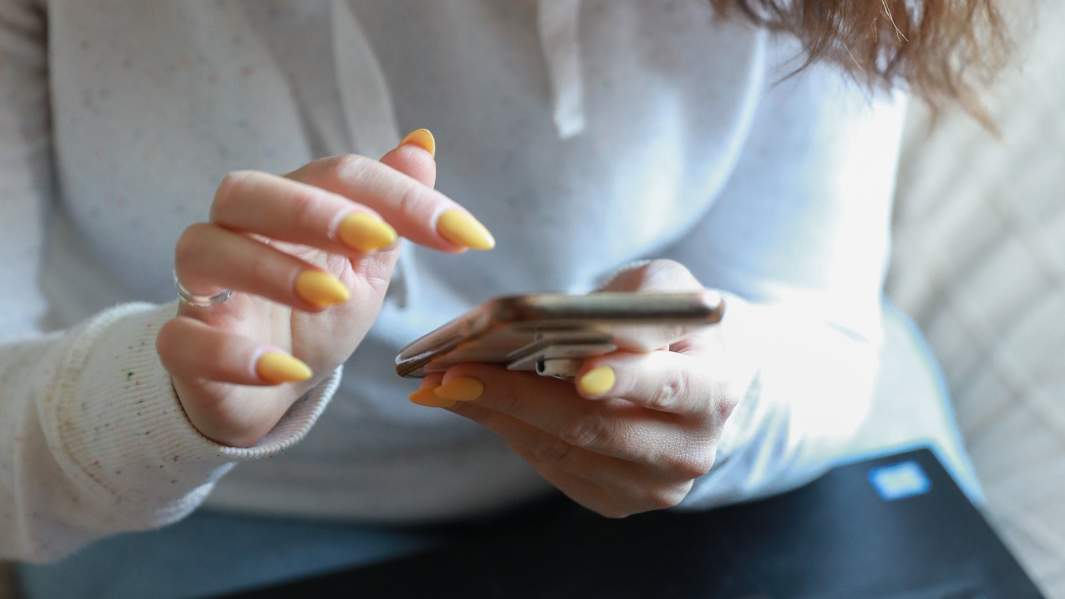 гаджет в руках у девушки 