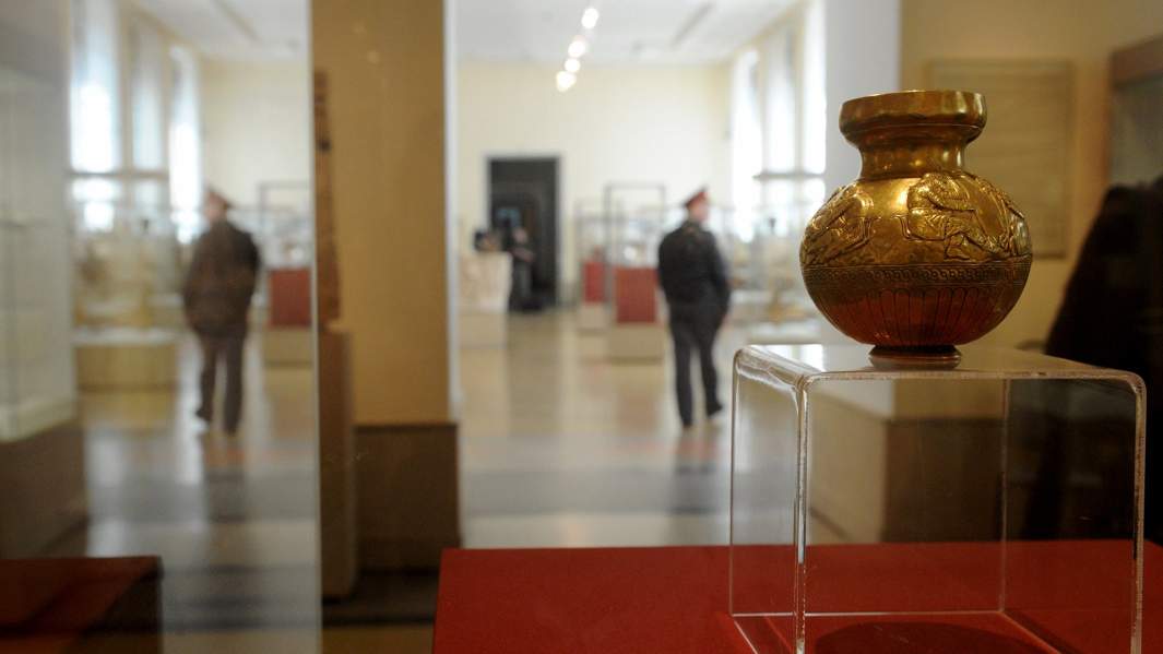 Сосуд из кургана Куль-Оба с изображением скифов 