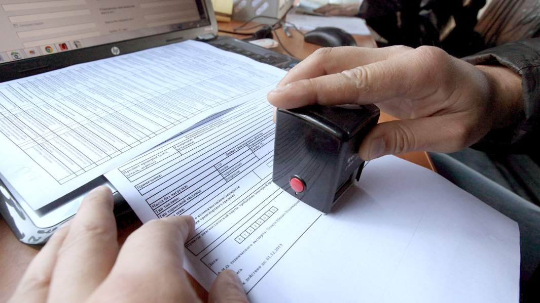 Сотрудник передвижного пункта технического осмотра оформляет диагностическую карту