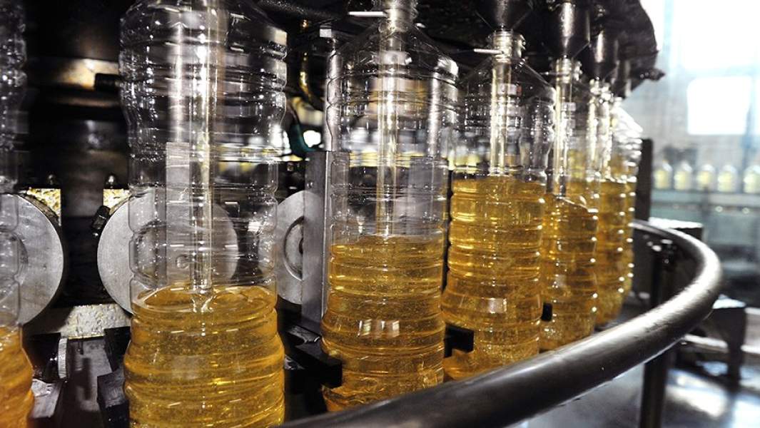 В цехе розлива подсолнечного масла