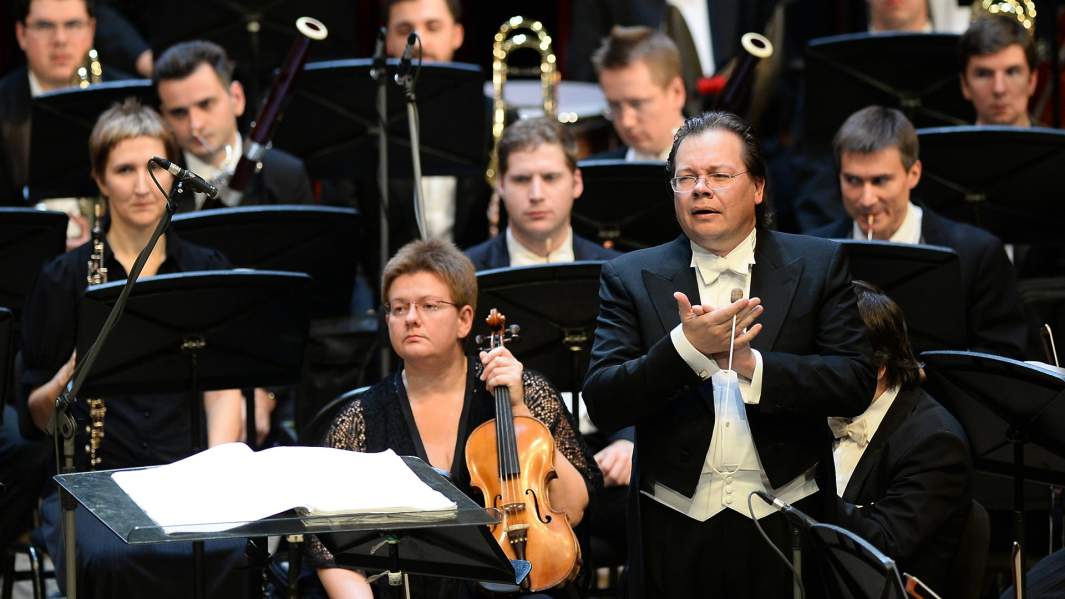 Дирижер Александр Ведерников 