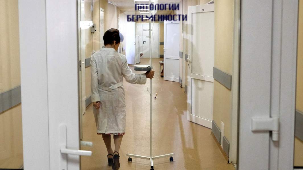 Пошли на спуск: в России рождаемость снижается одновременно с сокращением числа абортов