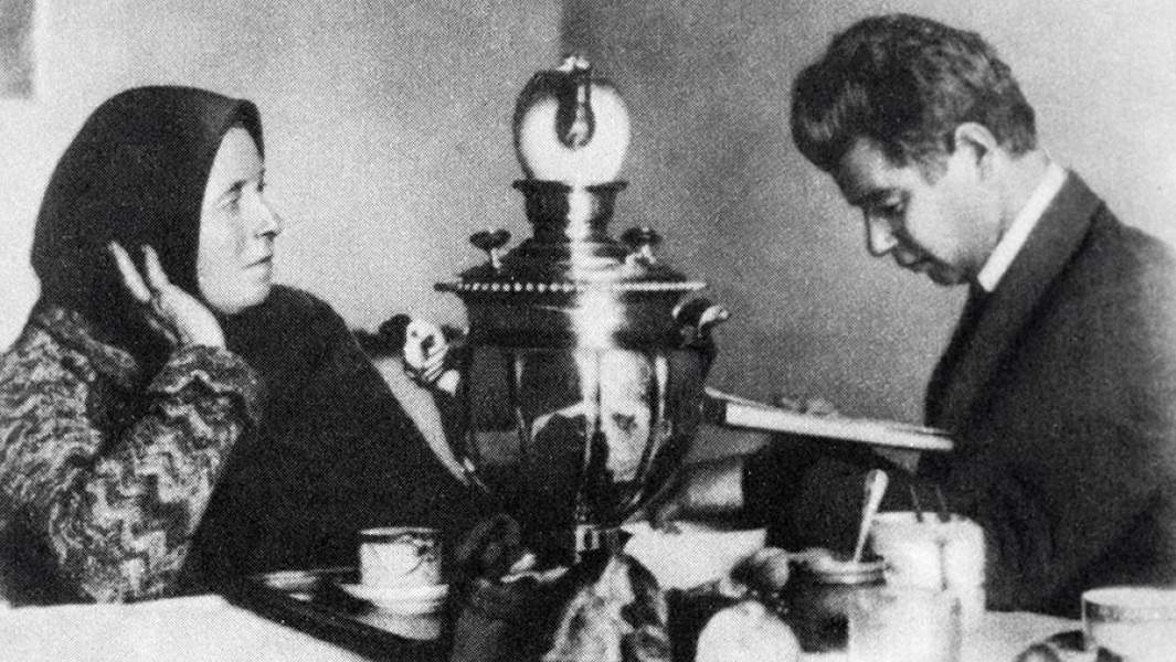 Поэт Сергей Есенин с матерью Татьяной Федоровной. 1924 год