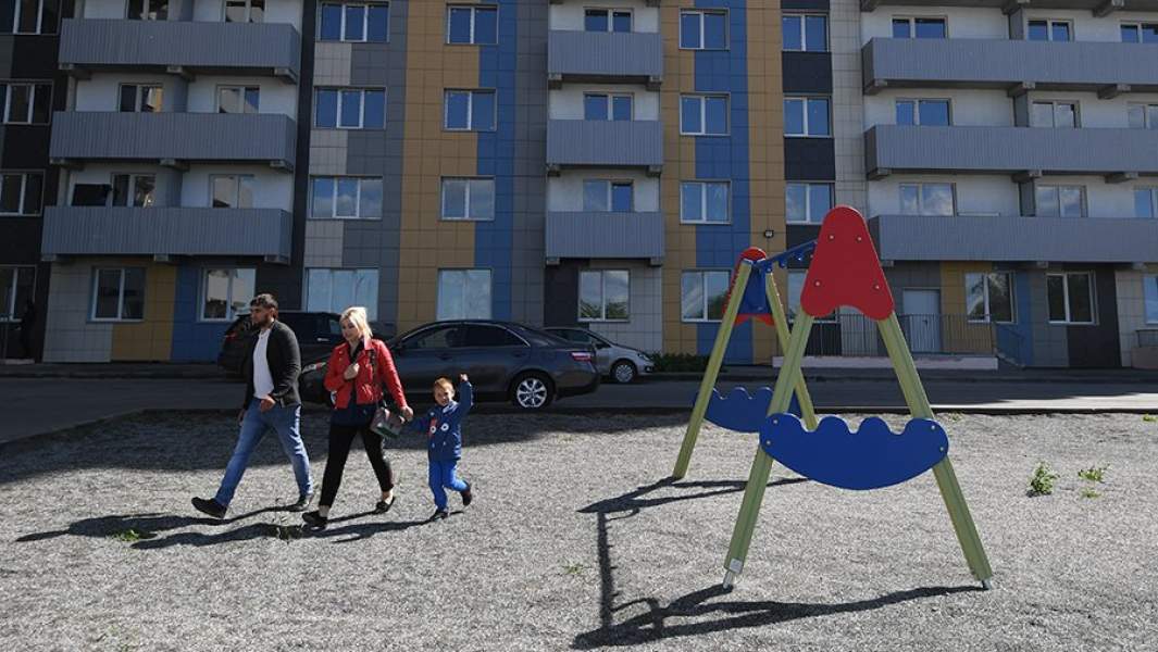 Семья во дворе нового дома, в Новосибирске