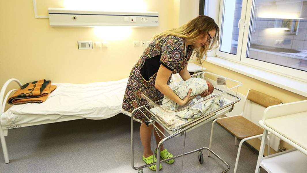 Роженица со своим ребенком в палате в Мурманском областном перинатальном центре