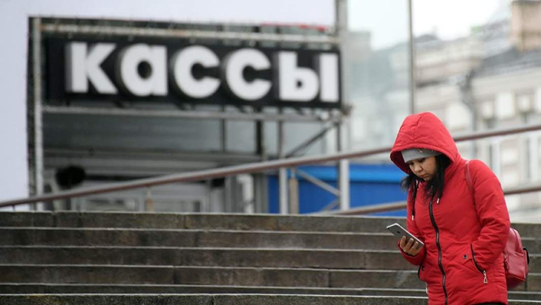 Девушка возле кассы Московского театра мюзикла