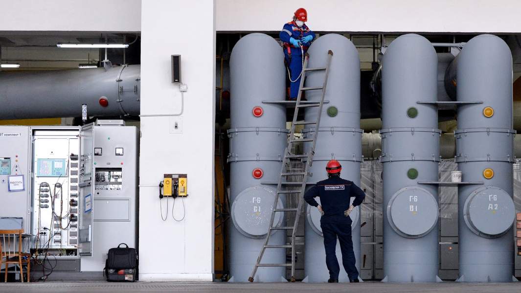 Сотрудники ГЭС в машинном зале