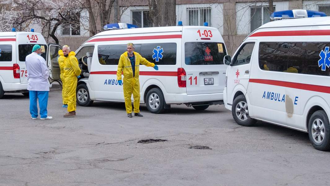 армения, машины скорой помощи перед зданием медицинского центра 