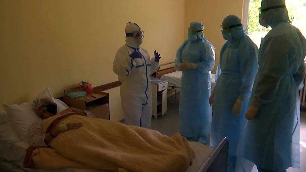 Российские военные врачи и медицинский персонал совершают обход в больнице города Вршац в Сербии. Апрель 2020 года