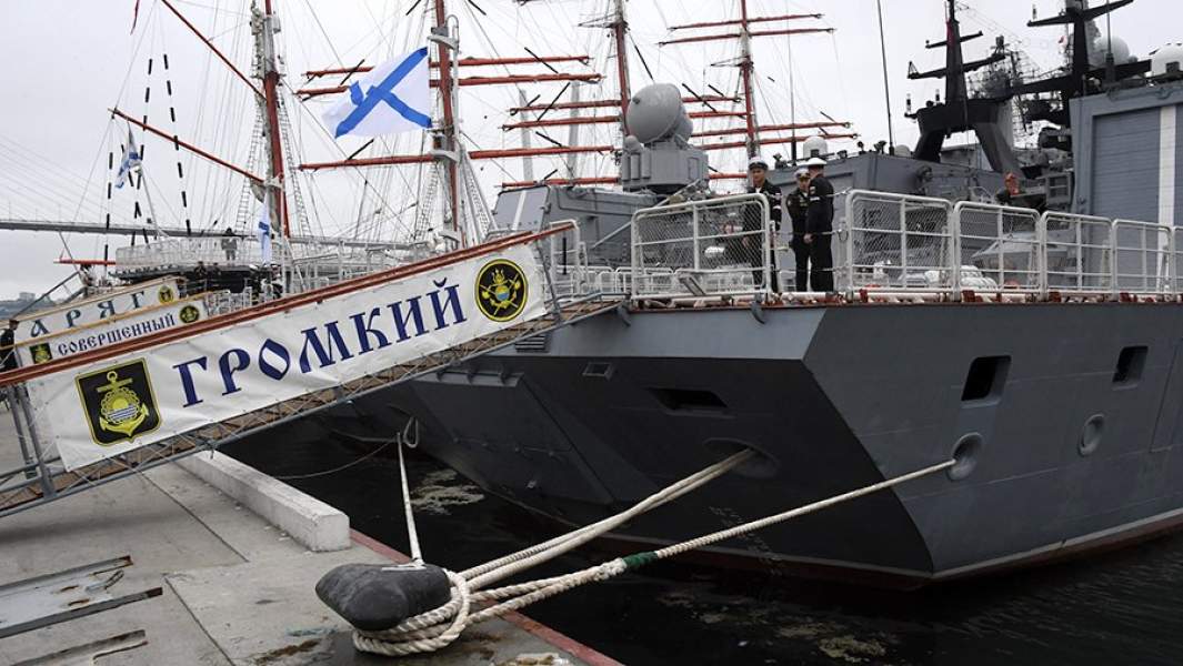Торжественная встреча из дальнего трехмесячного похода в Азиатско-Тихоокеанском регионе отряд боевых кораблей "Громкий" и "Совершенный" на военном причале Тихоокеанского флота на Корабельной набережной во Владивостоке