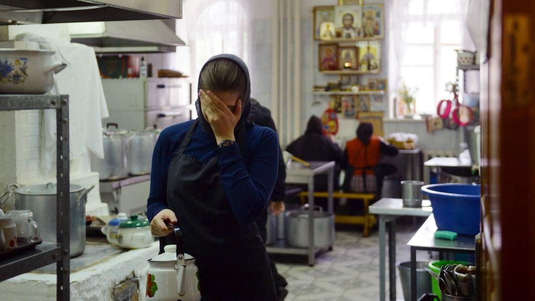 Монахиня на кухне в трапезной на территории Среднеуральского женского монастыря