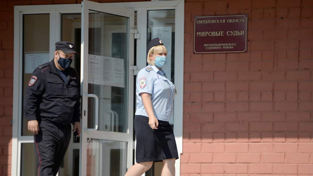 У входа в здание суда в Верхней Пышме