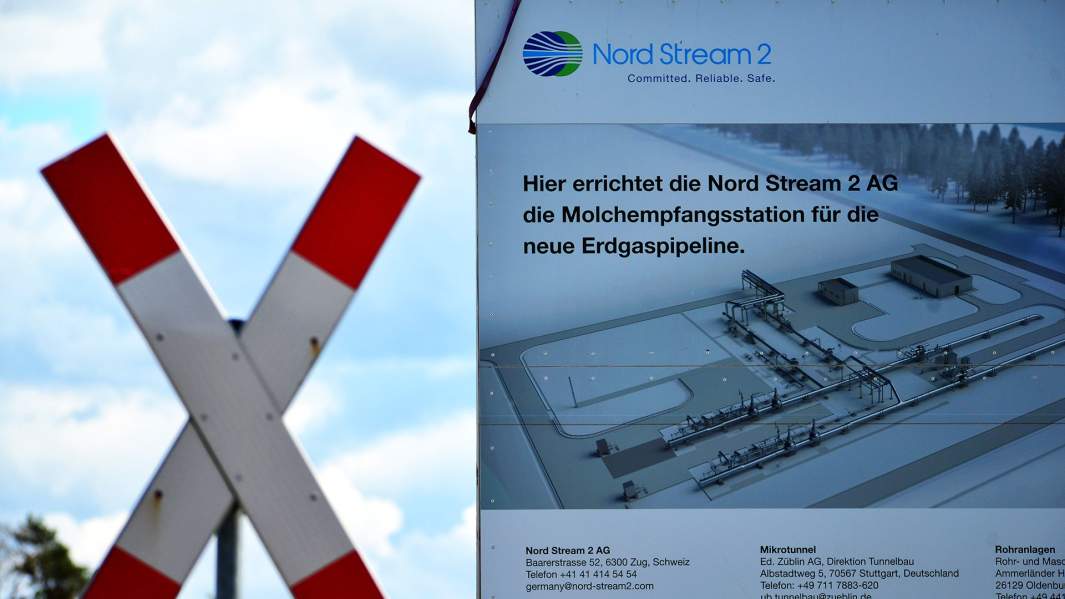 Информационный стенд возле наземного стыковочного пункта газопровода "Северный поток-2" в Любмине