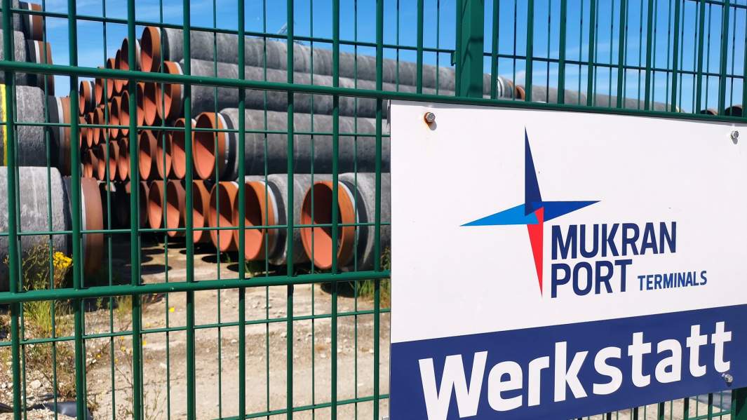 Трубы в немецком порту Мукран на острове Рюген. Порт Мукран является логистическим центром "Северного потока-2", где хранятся трубы для строительства газопровода