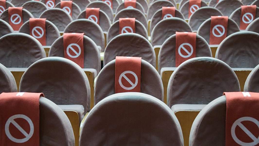 Специальные знаки на креслах в зрительном зале