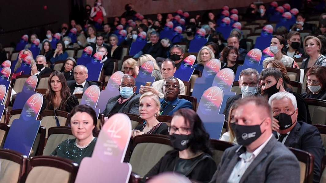 зрители на кинофестивале