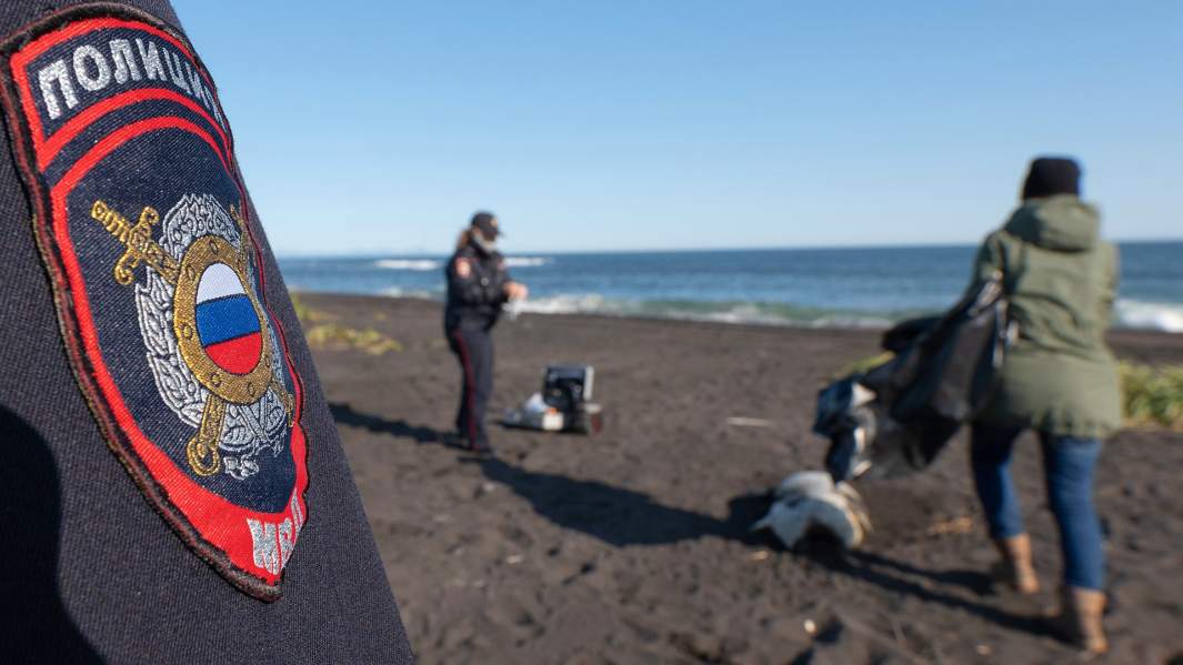 Сотрудники УМВД Камчатского края на Халактырском пляже на Камчатке