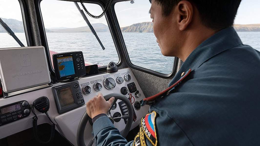 Сотрудник МЧС совершает рейд по акватории Авачинского залива