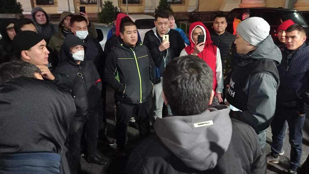 Народные дружинники дежурят у здания мэрии города Бишкек