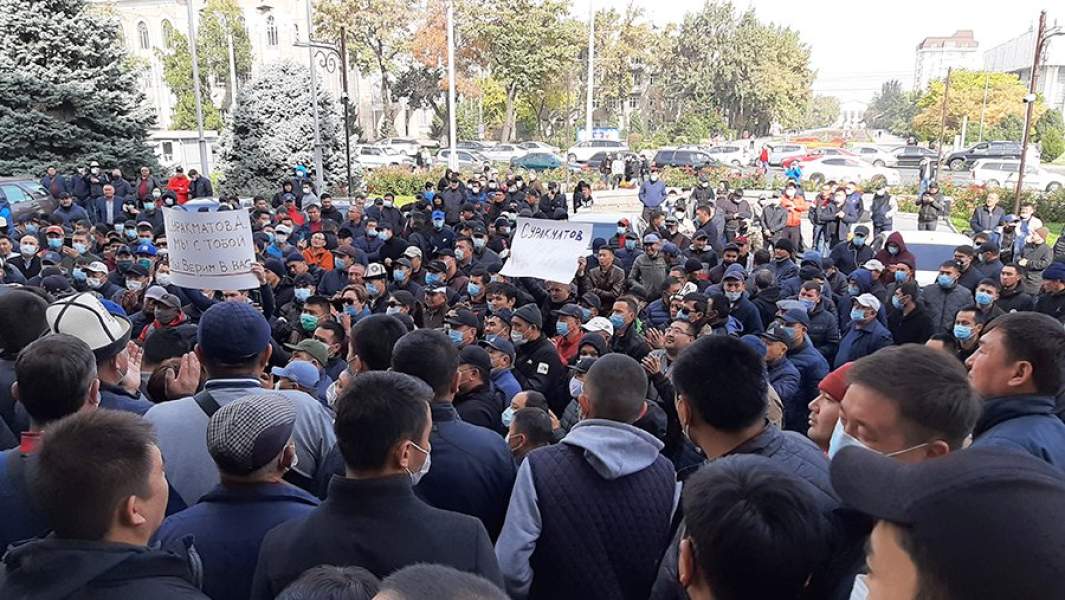 Участники митинга в поддержку мэра Азиза Суракматова, подавшего в отставку 6 октября, у здания мэрии в Бишкеке