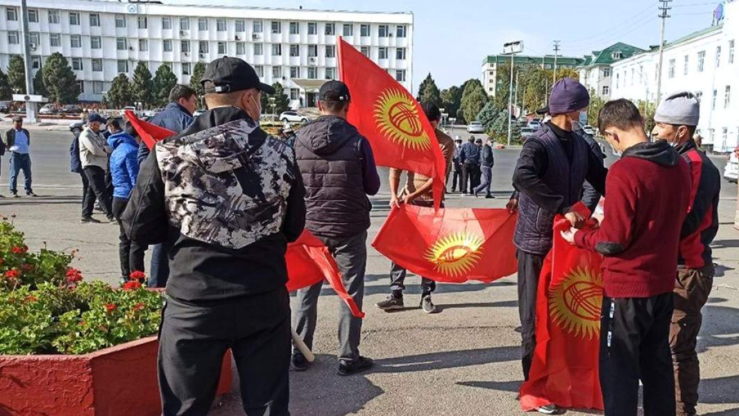 Сторонники президента Киргизии Сооронбая Жээнбекова собираются на митинг у здания мэрии на центральной площади в Оше