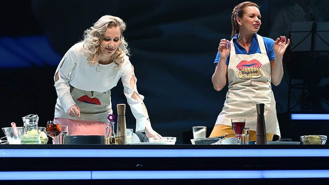 Актриса Ирина Линдт и Алиса Гребенщикова в сцене из спектакля «Некурортный роман»