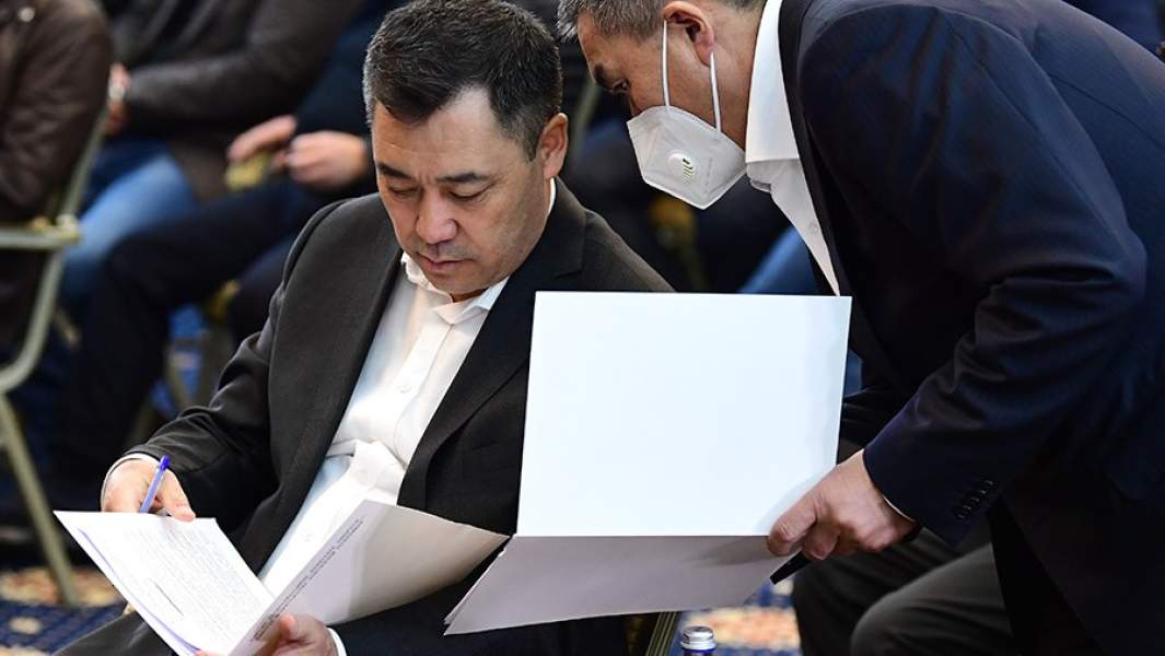 Кандидат на пост премьер-министра Садыр Жапаров (слева) на внеочередном заседании парламента Киргизии в государственной резиденции «Ала-Арча» в Бишкеке. 10 октября 2020 года