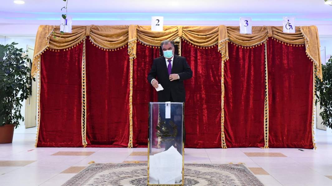 Действующий глава государства Эмомали Рахмон участвует в голосовании на выборах президента Таджикистана