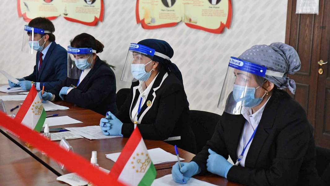 Члены избирательной комиссии на одном из избирательных участков города Душанбе