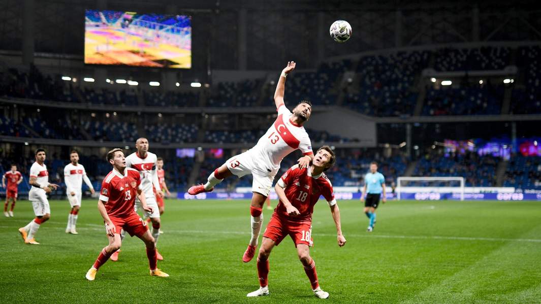 Игрок сборной России Юрий Жирков, игрок сборной Турции Умут Мераш, игрок сборной России Роман Зобнин (справа налево) в матче 3-го тура Лиги наций УЕФА между сборными России и Турции